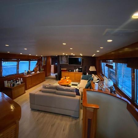 Amazing Boat To Sleep In Barcelona Hotell Sant Adria de Besos Eksteriør bilde