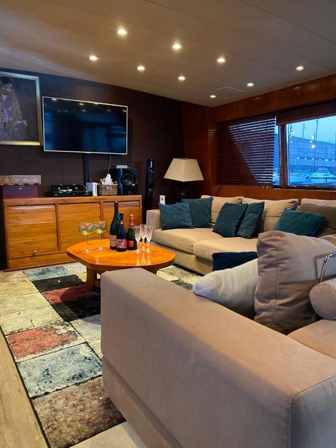 Amazing Boat To Sleep In Barcelona Hotell Sant Adria de Besos Eksteriør bilde