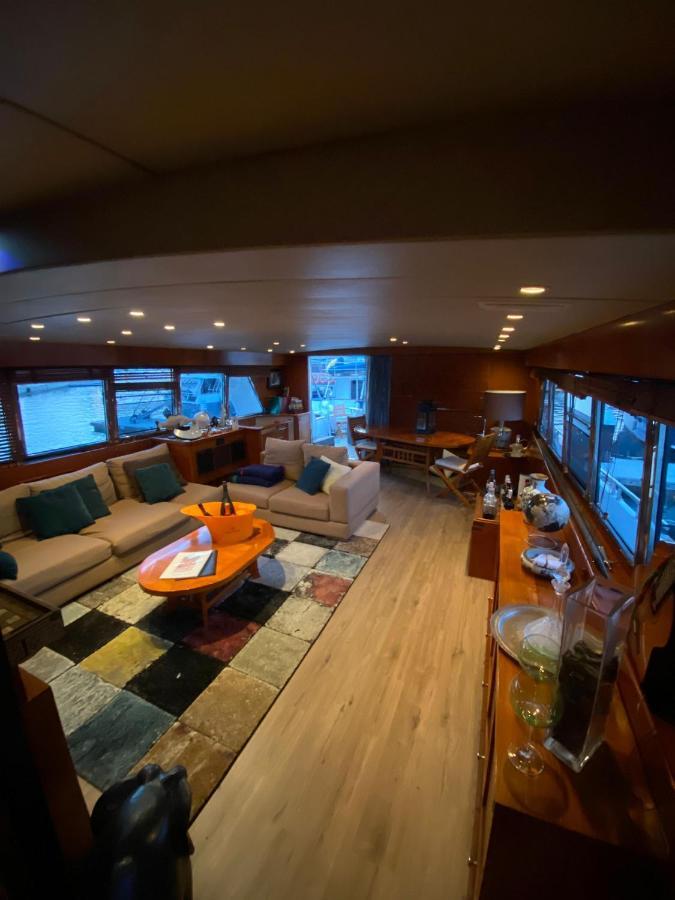 Amazing Boat To Sleep In Barcelona Hotell Sant Adria de Besos Eksteriør bilde