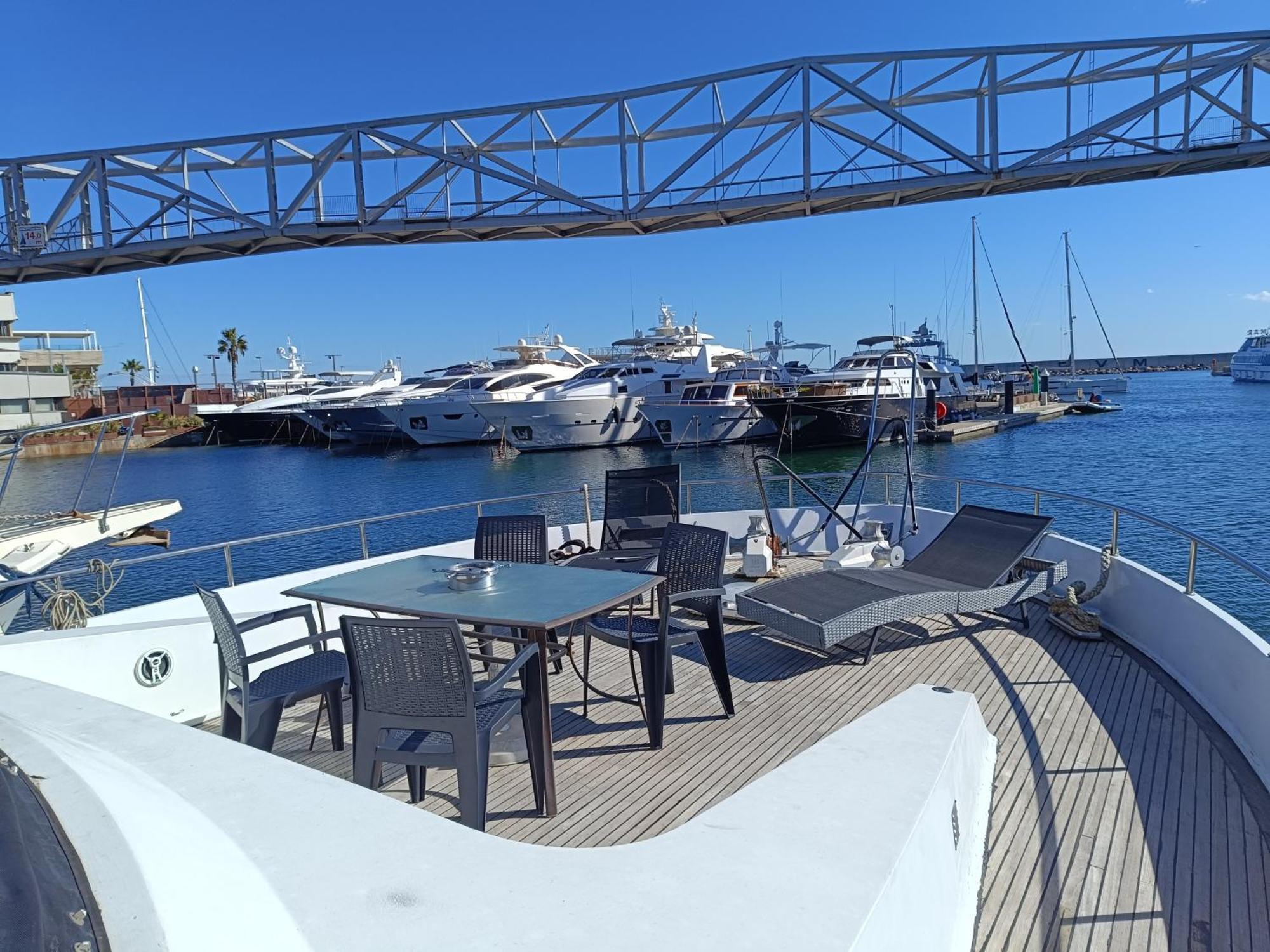 Amazing Boat To Sleep In Barcelona Hotell Sant Adria de Besos Eksteriør bilde
